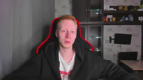 Snapshot of esthetics_boys chatting on 11/12/25, 10:26 LOUIS online show from 11/12/25, 10:26