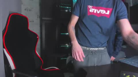 Snapshot of esthetics_boys chatting on 11/16/25, 01:44 LOUIS online show from 11/16/25, 01:44