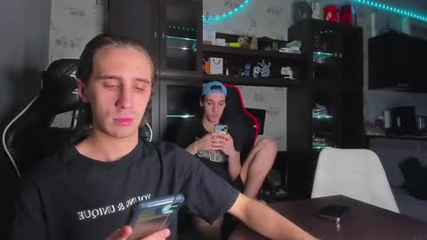 Snapshot of esthetics_boys chatting on 11/24/25, 02:44 LOUIS online show from 11/24/25, 02:44