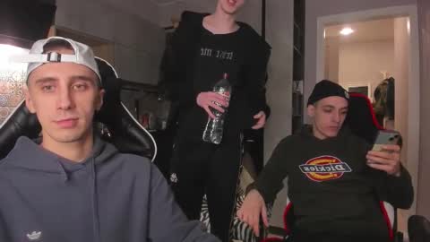 Snapshot of esthetics_boys chatting on 12/13/25, 10:04 LOUIS online show from 12/13/25, 10:04