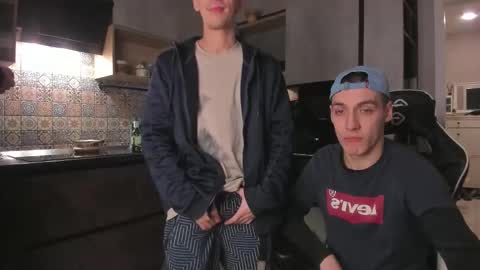 Snapshot of esthetics_boys chatting on 12/14/25, 08:24 LOUIS online show from 12/14/25, 08:24