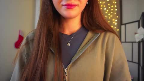 Snapshot of estrellabecnel chatting on 12/17/25, 08:48 Anna online show from 12/17/25, 08:48