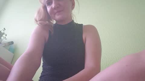 Snapshot of estrellawalters chatting on 01/01/25, 10:32 estrellawalters online show from 01/01/25, 10:32