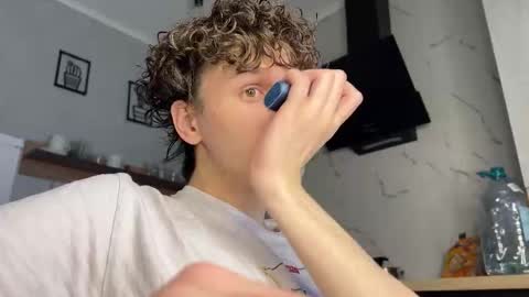 Snapshot of estremecerse chatting on 02/28/26, 10:27 Alex online show from 02/28/26, 10:27