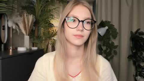 Natalie online show from 09/28/25, 05:57