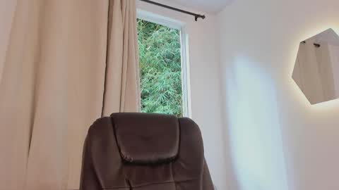 etham_wolf1 online show from 04/15/26, 07:58