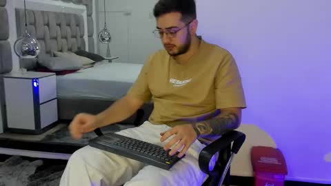 ethan_greys online show from 12/14/25, 04:07