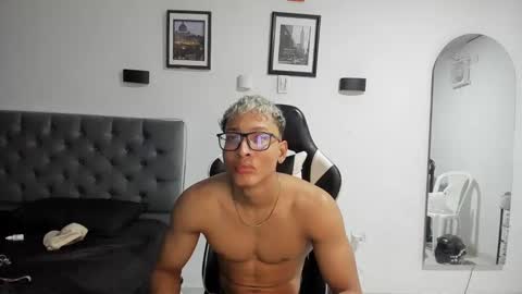ethan_smitth1 online show from 02/01/25, 09:08