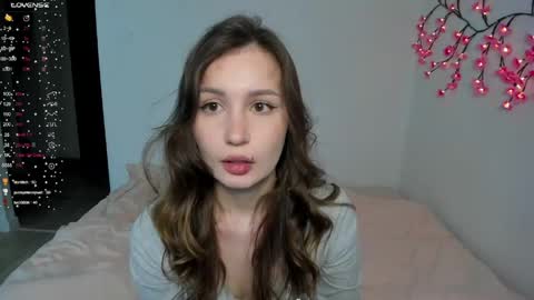 Veronica Tiia Lilith left to right online show from 04/16/26, 09:39