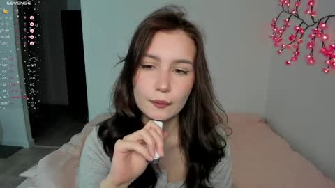 Veronica Tiia Lilith left to right online show from 04/21/26, 09:06