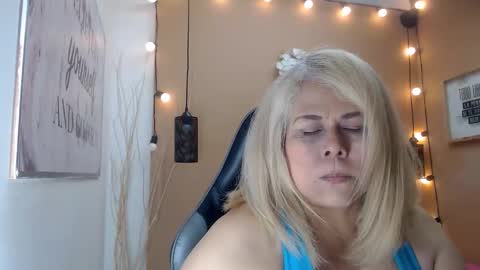 eva_love49 online show from 11/28/25, 12:19