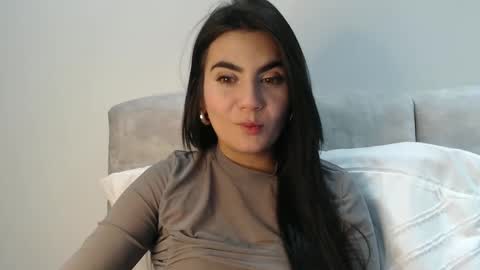 Snapshot of evacollins12 chatting on 10/27/25, 01:42 evacollins12 online show from 10/27/25, 01:42
