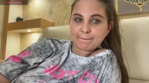 Snapshot of evahazardd chatting on 10/24/25, 02:57 EvaHazard online show from 10/24/25, 02:57