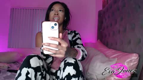 Snapshot of evajonez chatting on 02/27/25, 01:38 Eva online show from 02/27/25, 01:38