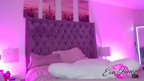 Snapshot of evajonez chatting on 09/10/25, 07:52 Eva online show from 09/10/25, 07:52