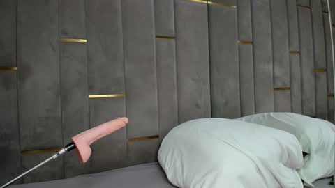 Snapshot of evalims chatting on 11/30/25, 03:49 EVA online show from 11/30/25, 03:49