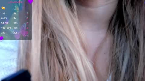 Snapshot of evaloviaa_ chatting on 04/30/26, 01:17 Eva online show from 04/30/26, 01:17