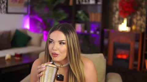 Snapshot of evasunderland chatting on 10/08/25, 03:53 Eva online show from 10/08/25, 03:53