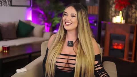 Snapshot of evasunderland chatting on 10/22/25, 04:07 Eva online show from 10/22/25, 04:07