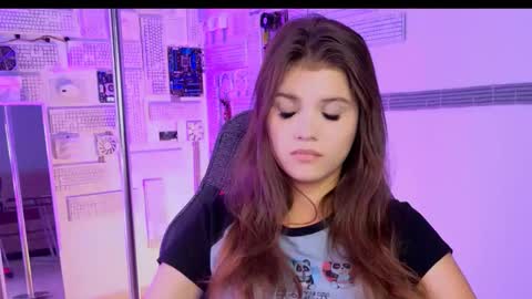 Snapshot of evathopson chatting on 09/19/25, 06:15 Eva next stream - - 1600 UTC2000 online show from 09/19/25, 06:15