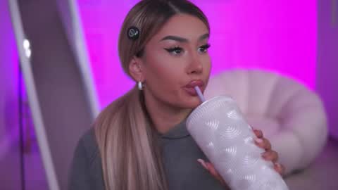 Snapshot of evazane chatting on 11/10/25, 07:46 Eva online show from 11/10/25, 07:46