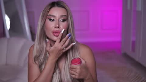 Snapshot of evazane chatting on 11/18/25, 08:35 Eva online show from 11/18/25, 08:35