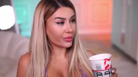 Snapshot of evazane chatting on 11/19/25, 08:31 Eva online show from 11/19/25, 08:31