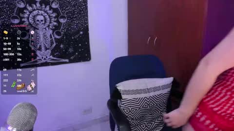 Snapshot of evee_uwu chatting on 12/13/24, 01:04 Eve Jane online show from 12/13/24, 01:04