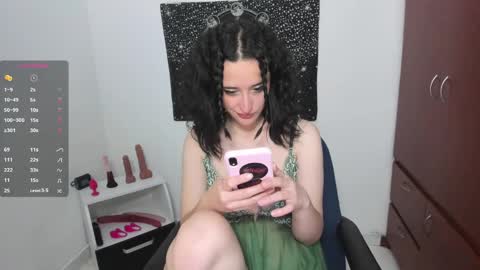 Snapshot of evee_uwu chatting on 01/04/25, 07:34 Eve Jane online show from 01/04/25, 07:34