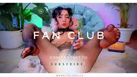 Snapshot of evelyn_chelle chatting on 02/17/25, 04:04 Im Eve or Chelle Next Stream 191224 online show from 02/17/25, 04:04