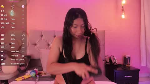 Snapshot of evelyn_flores1 chatting on 10/27/25, 02:59 online show from 10/27/25, 02:59