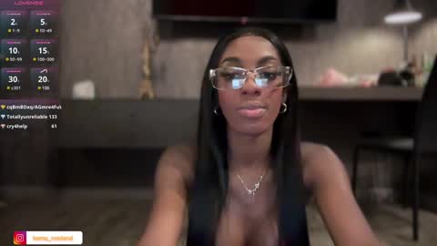 E V E L Y N  online show from 02/03/25, 02:55