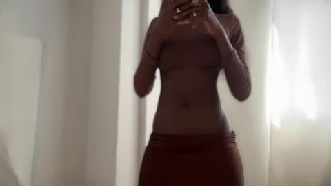 E V E L Y N  online show from 02/16/26, 09:44