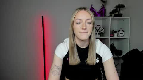 Snapshot of evelynblond chatting on 03/09/26, 06:28 evelynblond online show from 03/09/26, 06:28