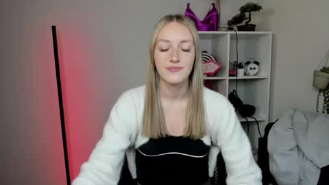 Snapshot of evelynblond chatting on 03/12/26, 01:50 evelynblond online show from 03/12/26, 01:50