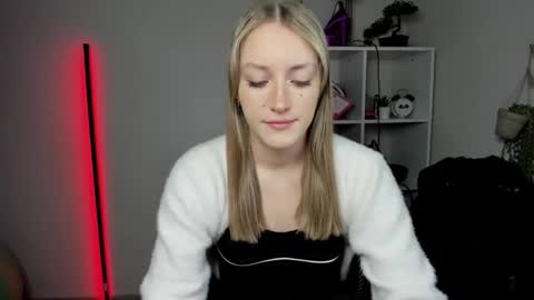 Snapshot of evelynblond chatting on 03/16/26, 06:28 evelynblond online show from 03/16/26, 06:28