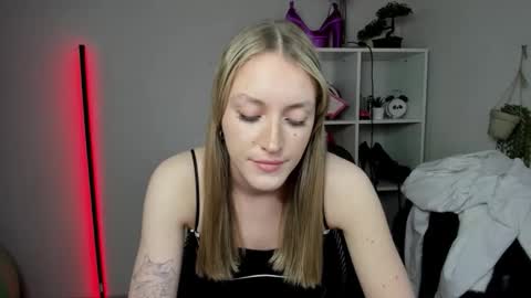 Snapshot of evelynblond chatting on 03/16/26, 06:34 evelynblond online show from 03/16/26, 06:34