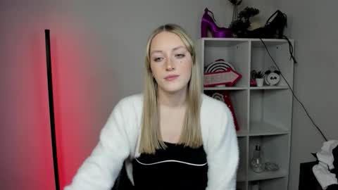 Snapshot of evelynblond chatting on 03/23/26, 01:26 evelynblond online show from 03/23/26, 01:26