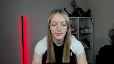 Snapshot of evelynblond chatting on 04/07/26, 12:27 evelynblond online show from 04/07/26, 12:27