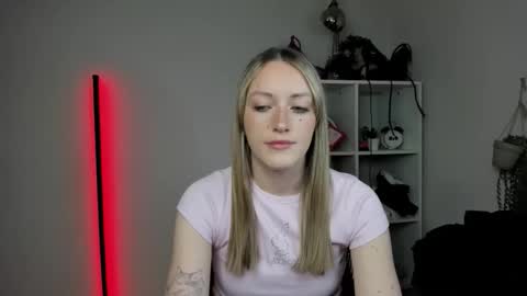 Snapshot of evelynblond chatting on 04/08/26, 12:27 evelynblond online show from 04/08/26, 12:27