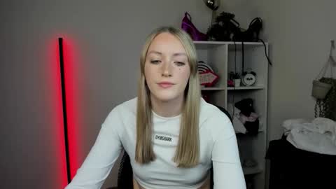 Snapshot of evelynblond chatting on 04/10/26, 12:43 evelynblond online show from 04/10/26, 12:43