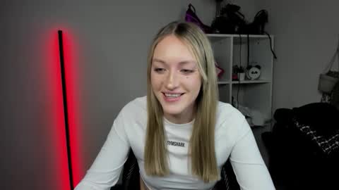 Snapshot of evelynblond chatting on 04/14/26, 03:18 evelynblond online show from 04/14/26, 03:18