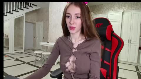 Snapshot of evelynn_mooree chatting on 12/19/24, 10:42 evelynn_mooree online show from 12/19/24, 10:42