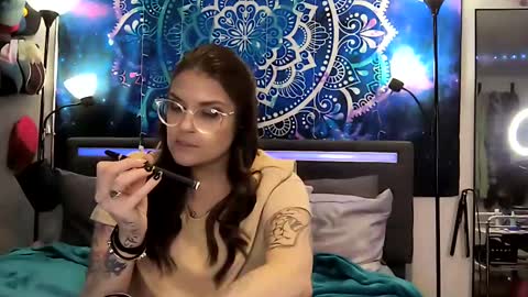 Snapshot of everleighlux chatting on 12/06/24, 10:52 Aly online show from 12/06/24, 10:52