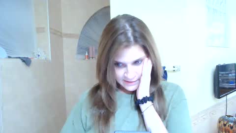 Snapshot of everleighlux chatting on 10/30/25, 01:29 Aly online show from 10/30/25, 01:29