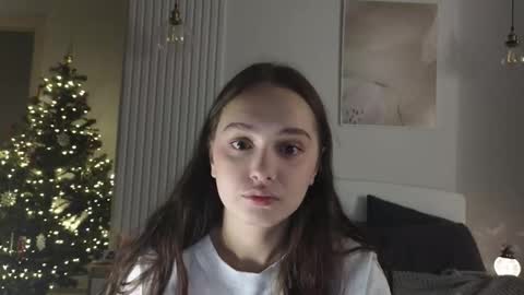 Snapshot of evi_woow chatting on 12/16/25, 01:10 evi_woow online show from 12/16/25, 01:10