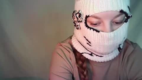 Snapshot of evie_muna chatting on 05/11/26, 02:28 Renesme White Im here from Monday to Friday online show from 05/11/26, 02:28