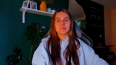 Snapshot of evy_orange1 chatting on 06/19/26, 01:21 EVY online show from 06/19/26, 01:21