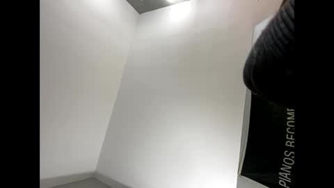 Snapshot of explosive_andyy chatting on 11/17/25, 08:09 Explosivee andyy online show from 11/17/25, 08:09