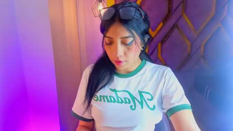 Snapshot of ey_im_simone_ chatting on 06/22/26, 12:24 online show from 06/22/26, 12:24